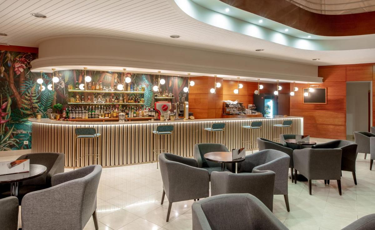El salón o zona de bar de Hotel RH Victoria & Spa 4 Sup