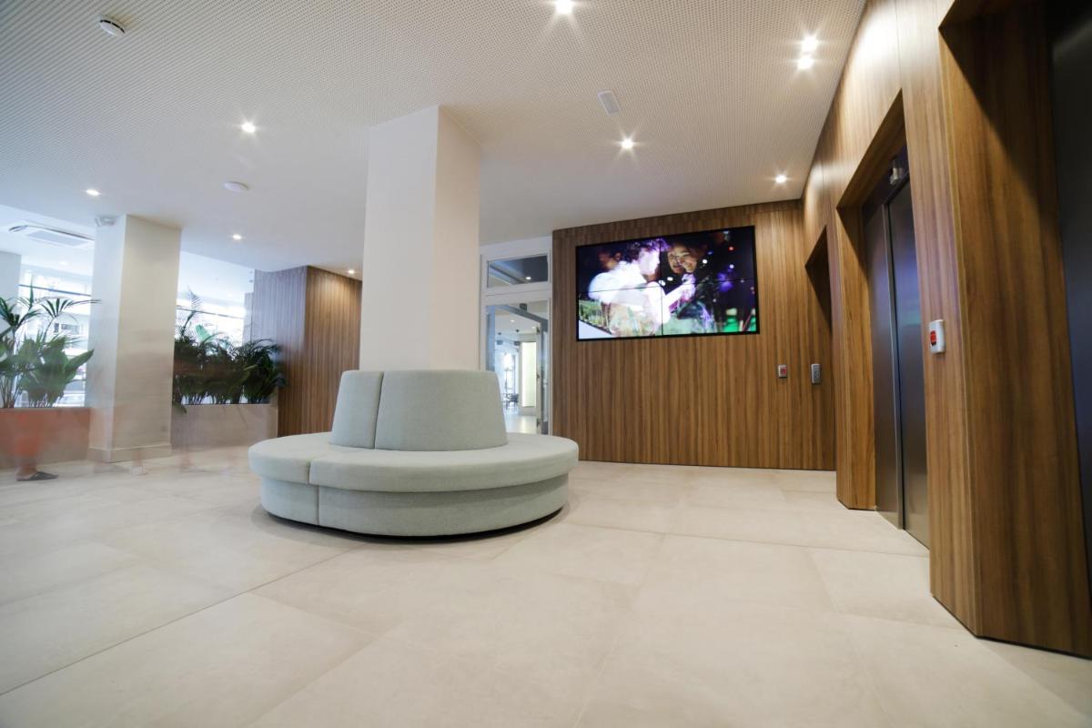 Una televisión o centro de entretenimiento en Eurosalou & Spa