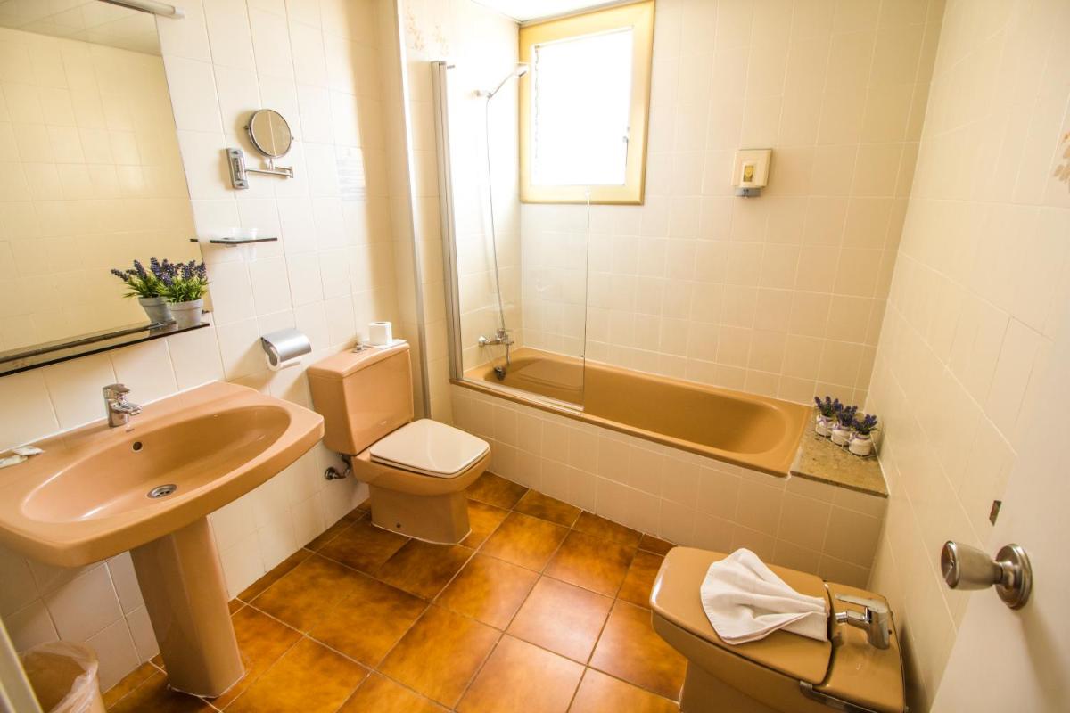 Un baño de Hotel Victoria Spa & Splay Center