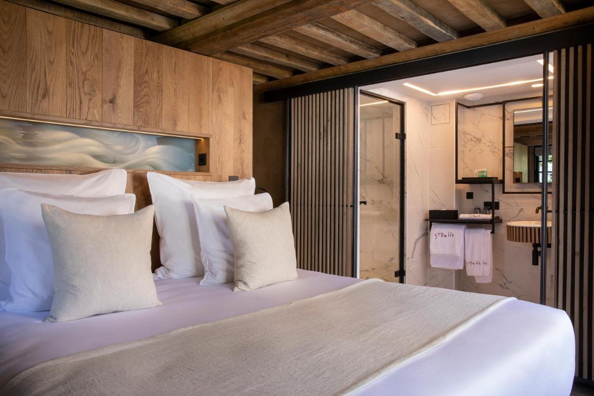 Un ou plusieurs lits dans un hébergement de l'établissement Hôtel Saint-Delis - La Maison du Peintre - Relais & Châteaux