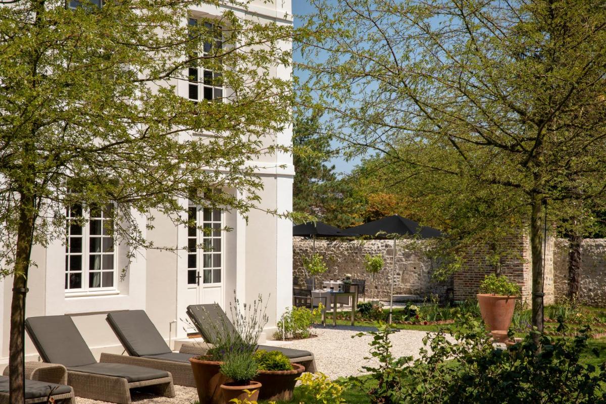 Jardin de l'établissement Hôtel Saint-Delis - La Maison du Peintre - Relais & Châteaux