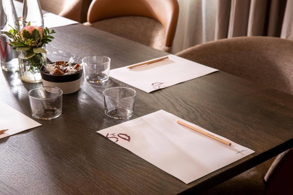 Boissons dans l'établissement Hôtel Saint-Delis - La Maison du Peintre - Relais & Châteaux