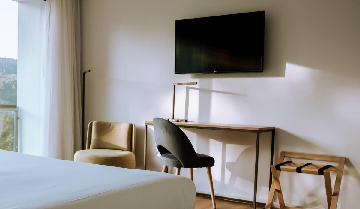 Uma televisão e/ou sistema de entretenimento em Monte Prado Hotel & Spa
