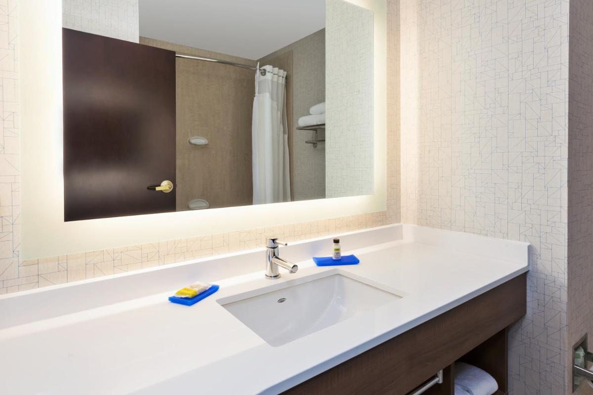 Holiday Inn Express Hotel & Suites Warminster-Horsham by IHG - Housity