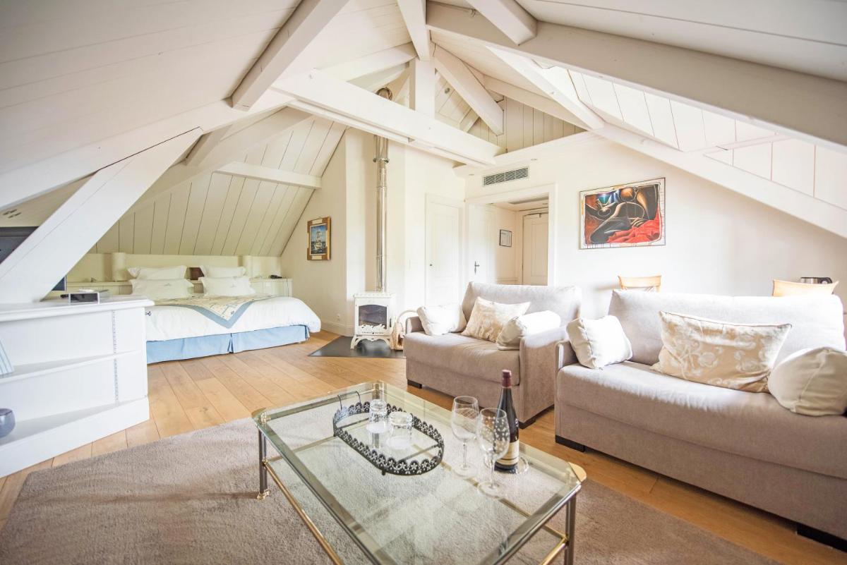 - un salon avec deux canapés et un lit dans l'établissement Villa Cécile, à Yvoire