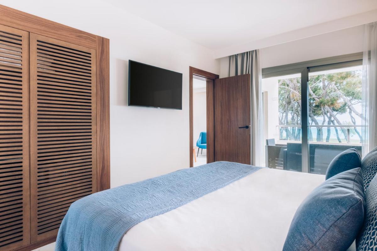 Cama o camas de una habitación en Iberostar Selection Playa de Muro Village