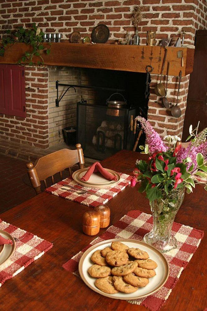 Brownstone Colonial Inn - Housity