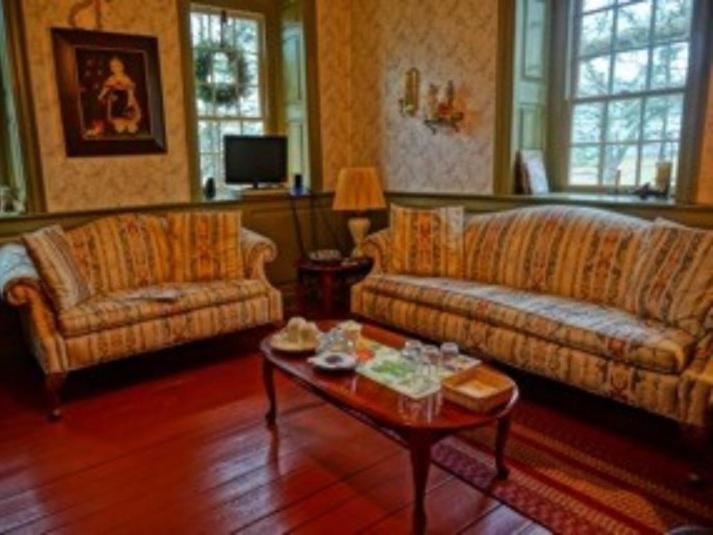 Brownstone Colonial Inn - Housity