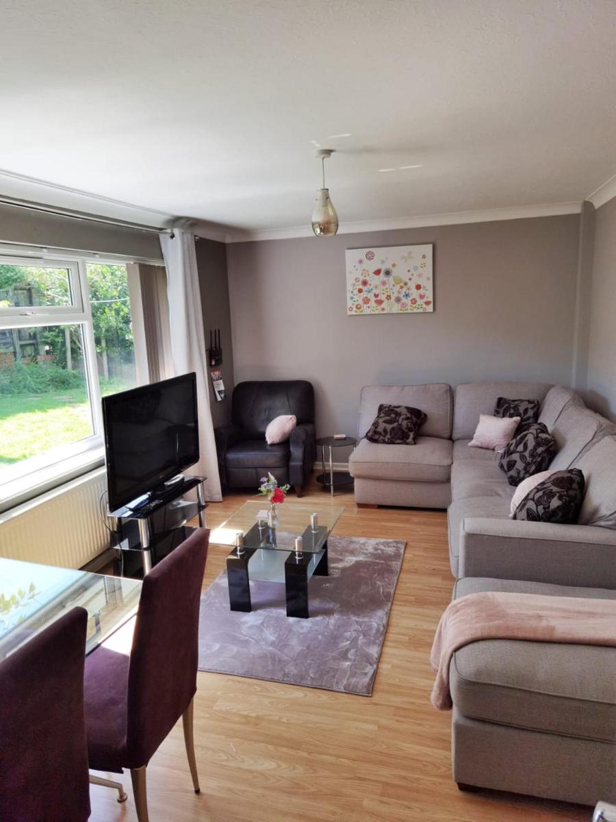 Fourth Avenue, Lovely bungalow available for guests and contractors Parking wifi - Housity