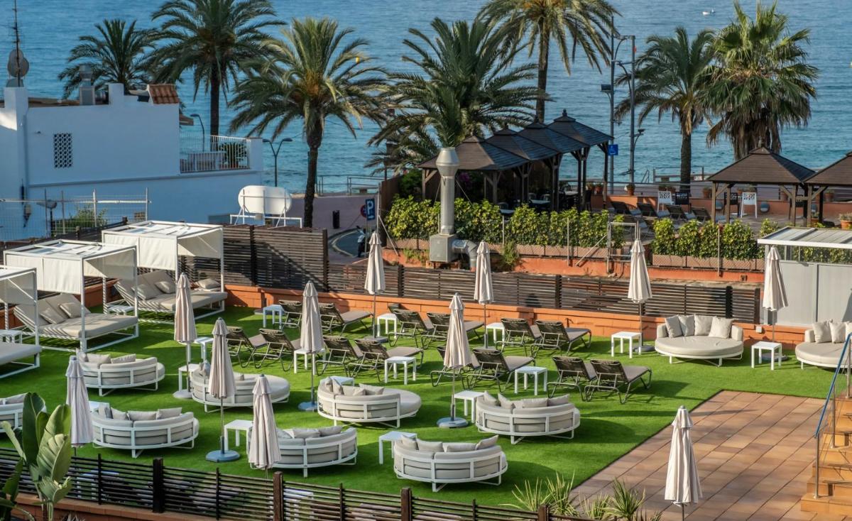 Jardín al aire libre en Rosamar & Spa 4*s