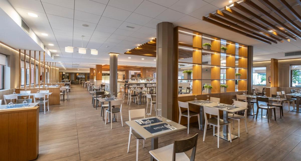 Un restaurante o sitio para comer en Rosamar & Spa 4*s