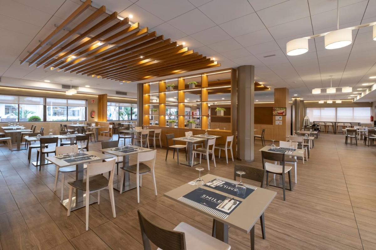 Un restaurante o sitio para comer en Rosamar & Spa 4*s