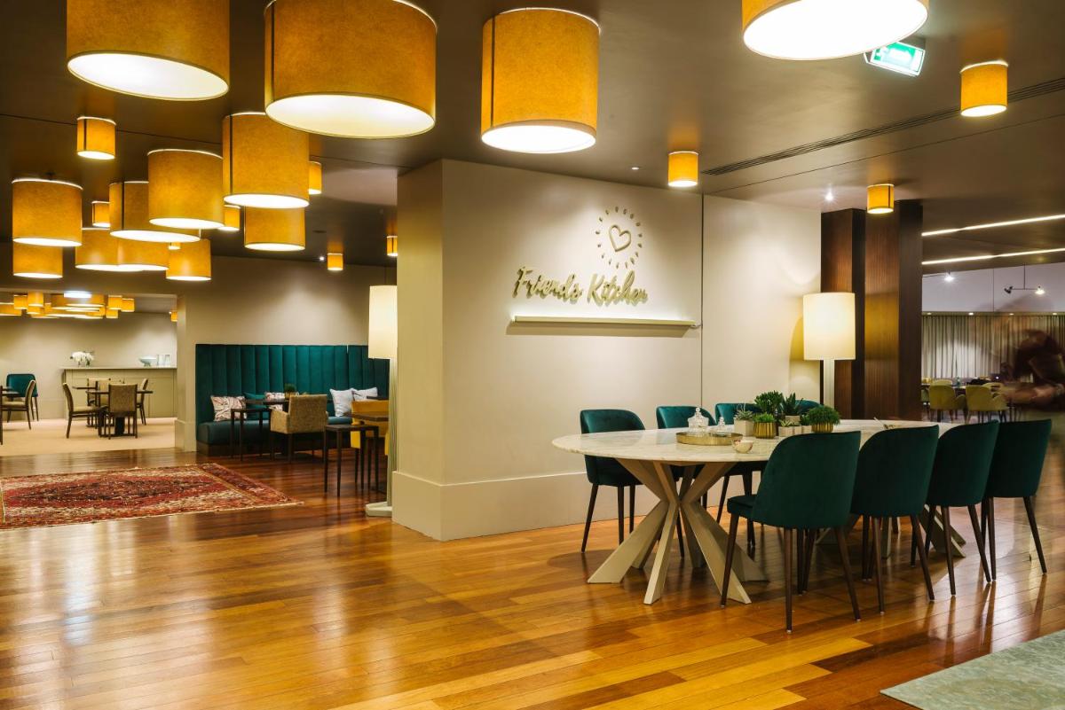 Uma área de estar em Holiday Inn Porto Gaia by IHG
