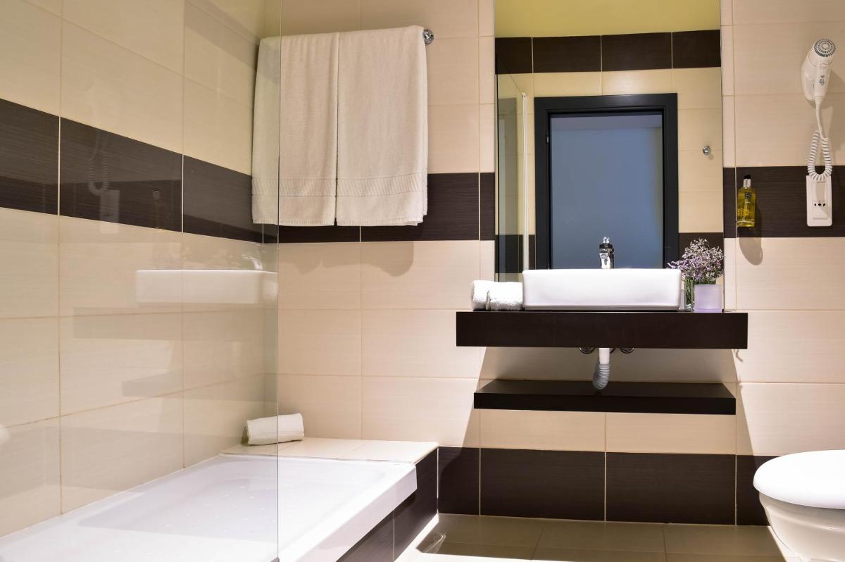 Uma casa de banho em The Prime Energize Hotel & SPA - Algarve