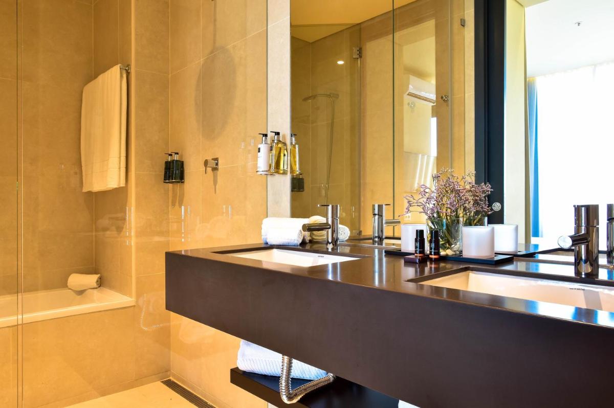 Uma casa de banho em The Prime Energize Hotel & SPA - Algarve