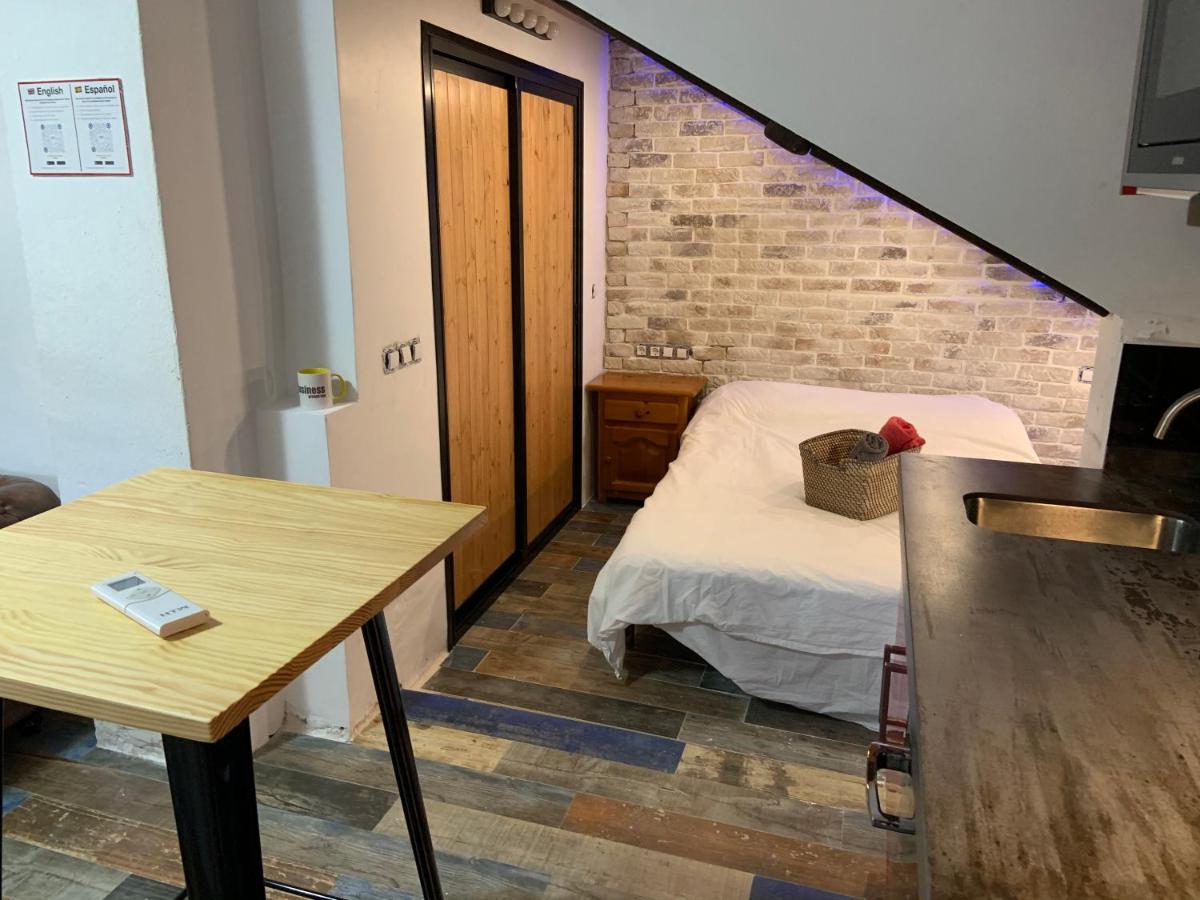Small Studio Inside a Penthouse on the Border - Housity