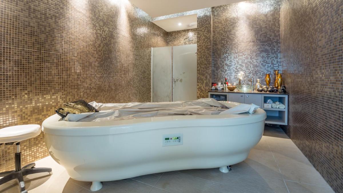 Vrissaki Beach Hotel - Housity
