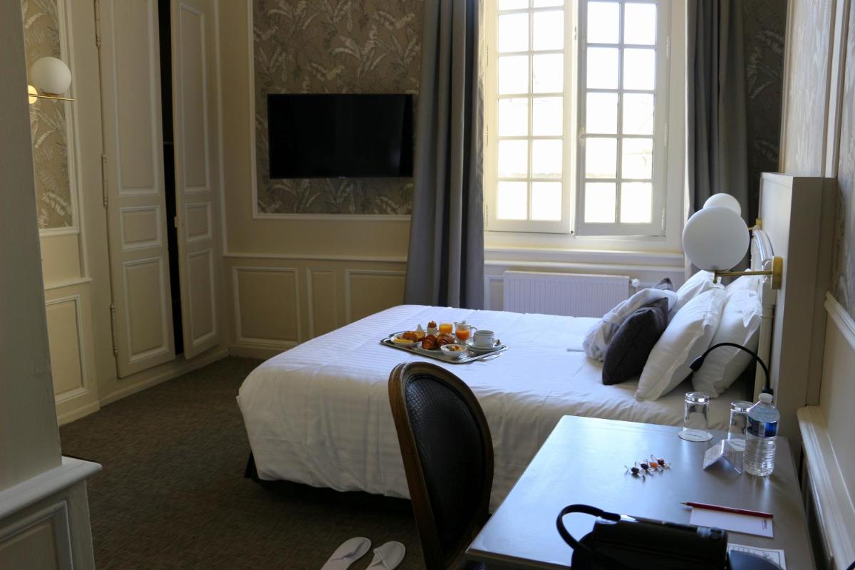 Télévision ou salle de divertissement dans l'établissement Hôtel Anne d'Anjou, The Originals Collection