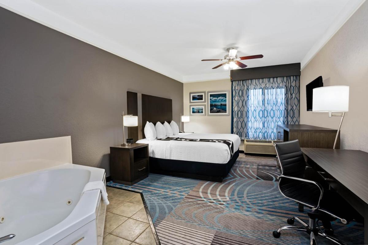 La Quinta by Wyndham Conroe - Housity