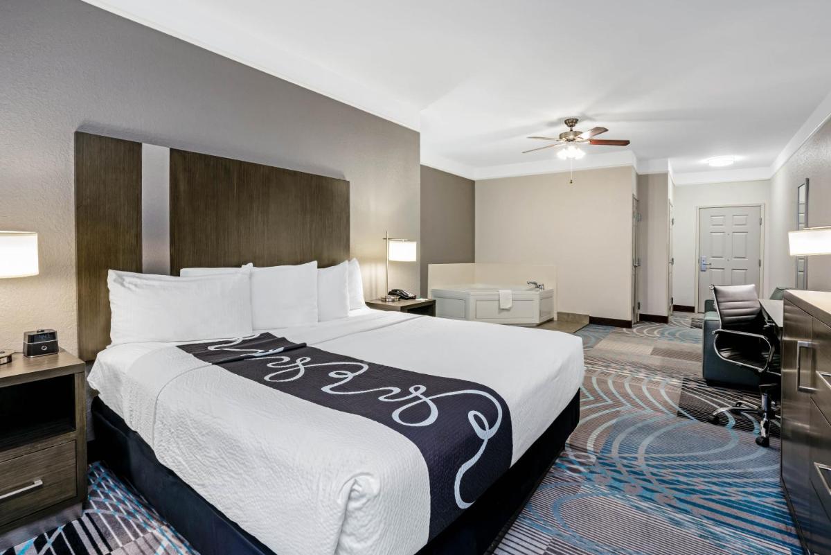 La Quinta by Wyndham Conroe - Housity