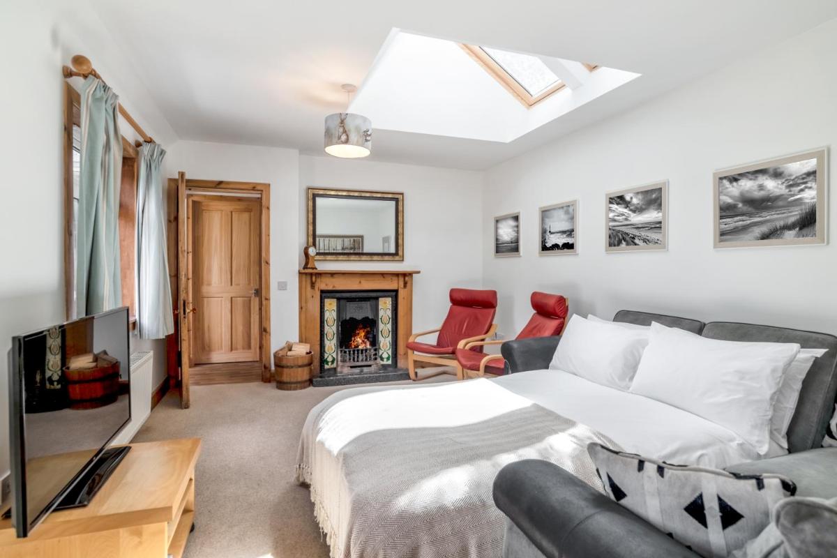 Dormie Cottage, lovely bright and spacious bungalow with wood fire - Housity
