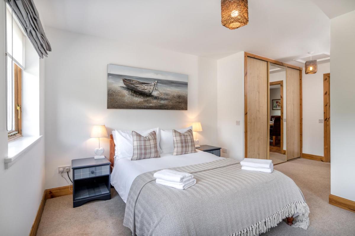 Dormie Cottage, lovely bright and spacious bungalow with wood fire - Housity