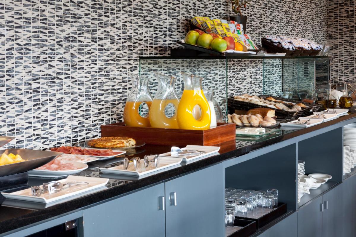 Comida en o cerca de este hotel