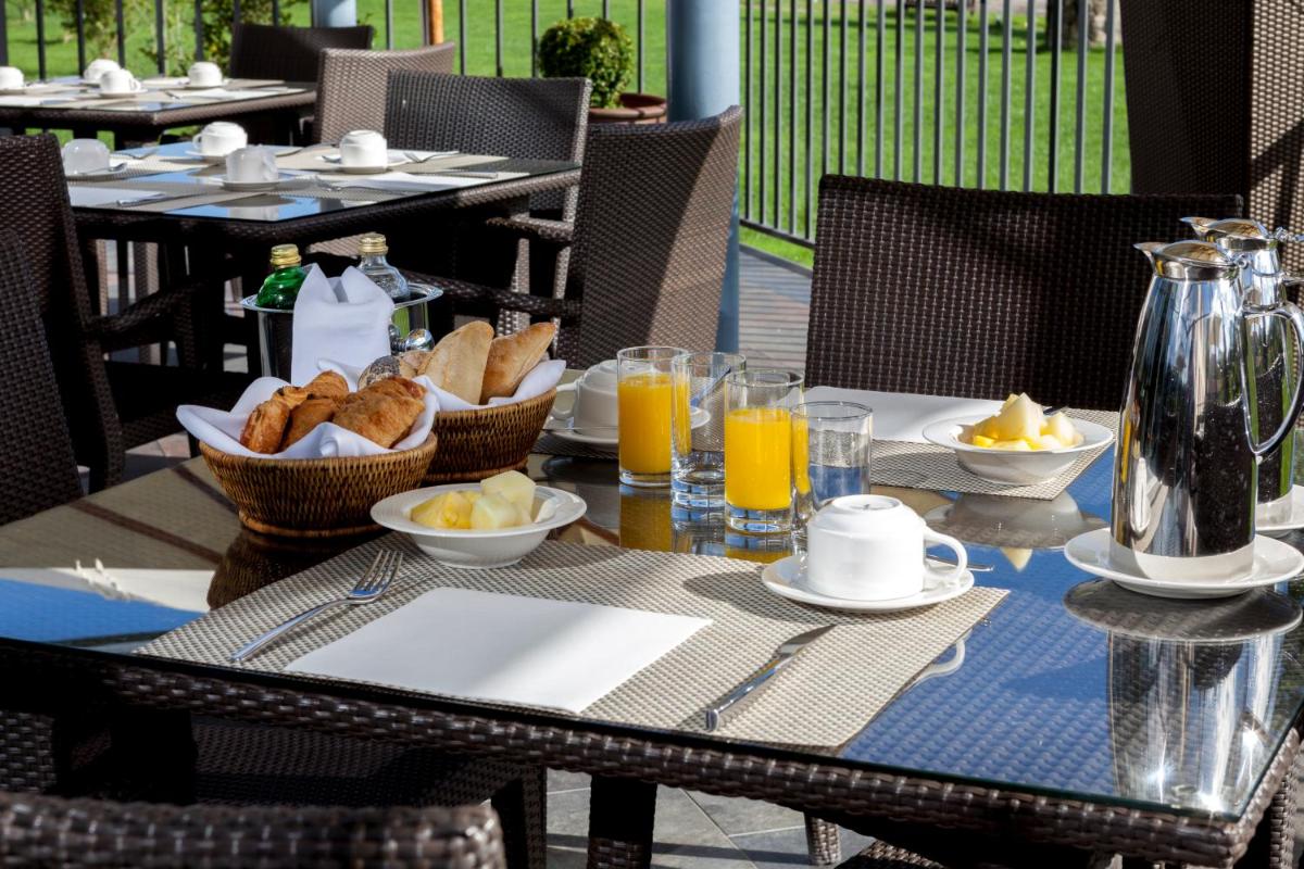 Comida en o cerca de este hotel