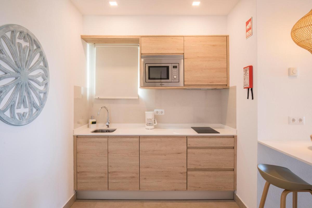 A cozinha ou kitchenette de Clube Porto Mos - Sunplace Hotels & Beach Resort