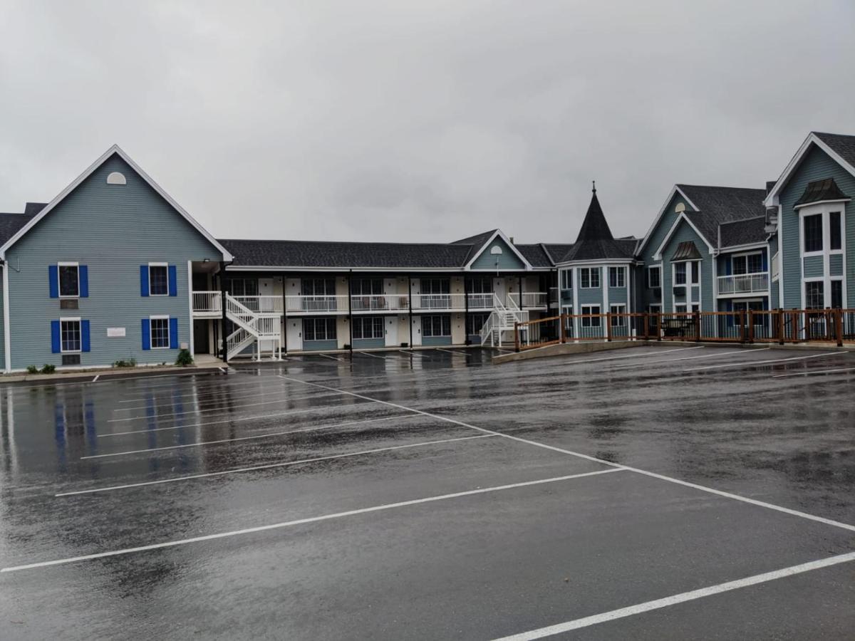 Falls Lodge & Suites - Housity