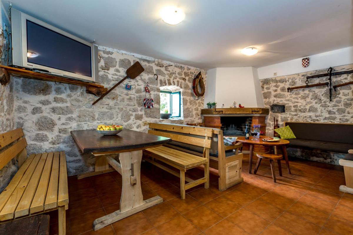 Rooms and Apartments Budiša - Housity