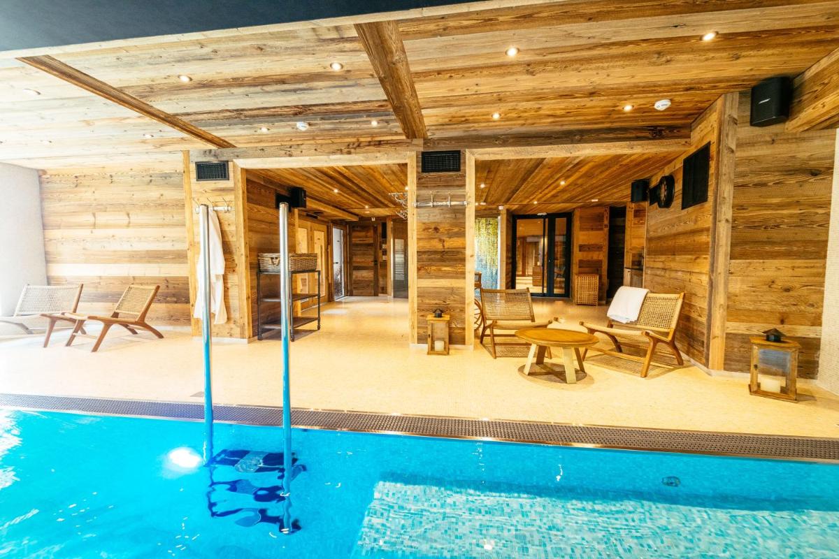 Piscine de l'établissement Hotel Le V de Vaujany ou située à proximité