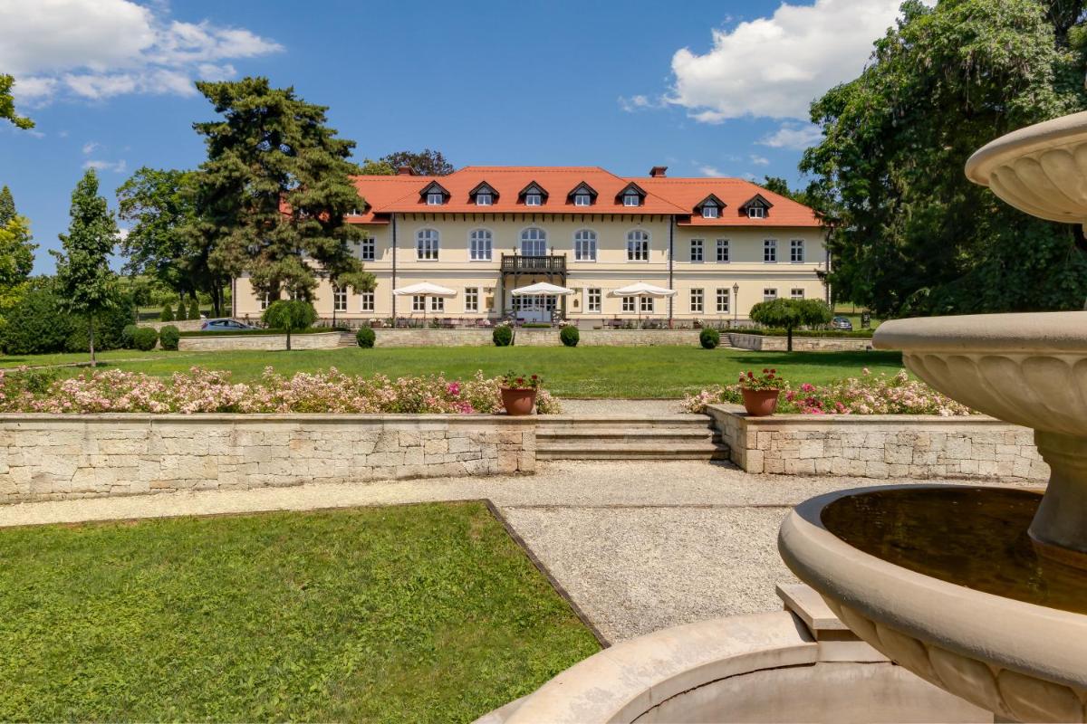Castle Hotel Grof Degenfeld Superior - Housity