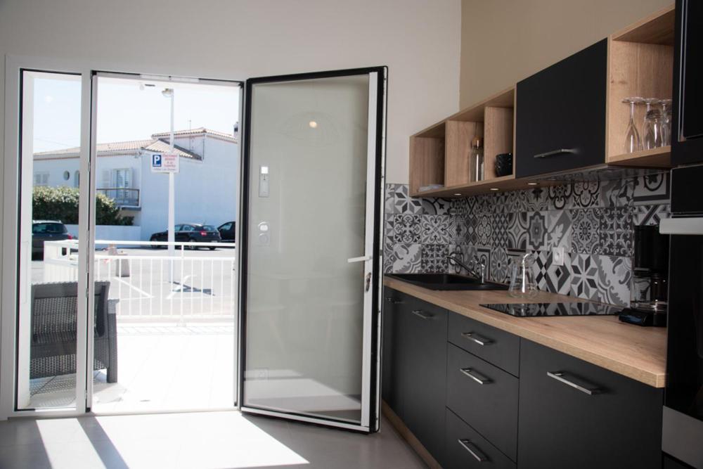 Cuisine ou kitchenette dans l'établissement Hotel Les Dunes