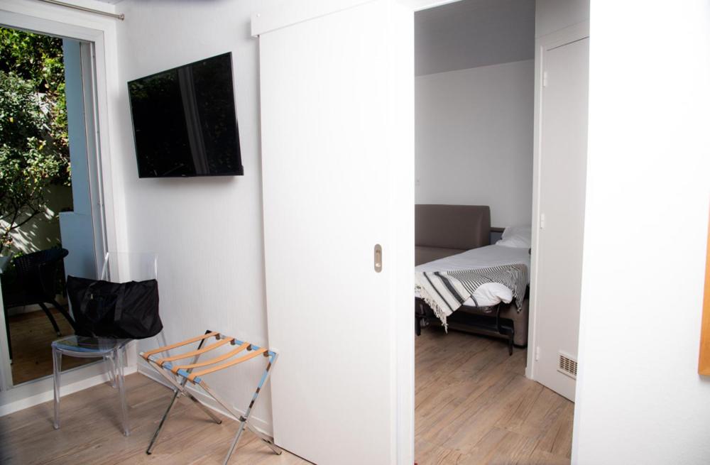 Télévision ou salle de divertissement dans l'établissement Hotel Les Dunes