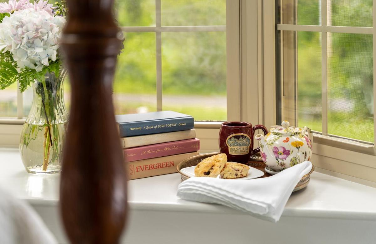 1802 House Bed & Breakfast - Housity