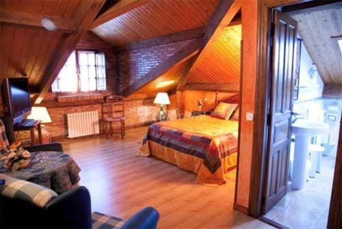Cama o camas de una habitación en Hotel "Posada de Cantabria EL SOLAR" -Cenas típicas y Gintonic- Bar -Terraza panorámica