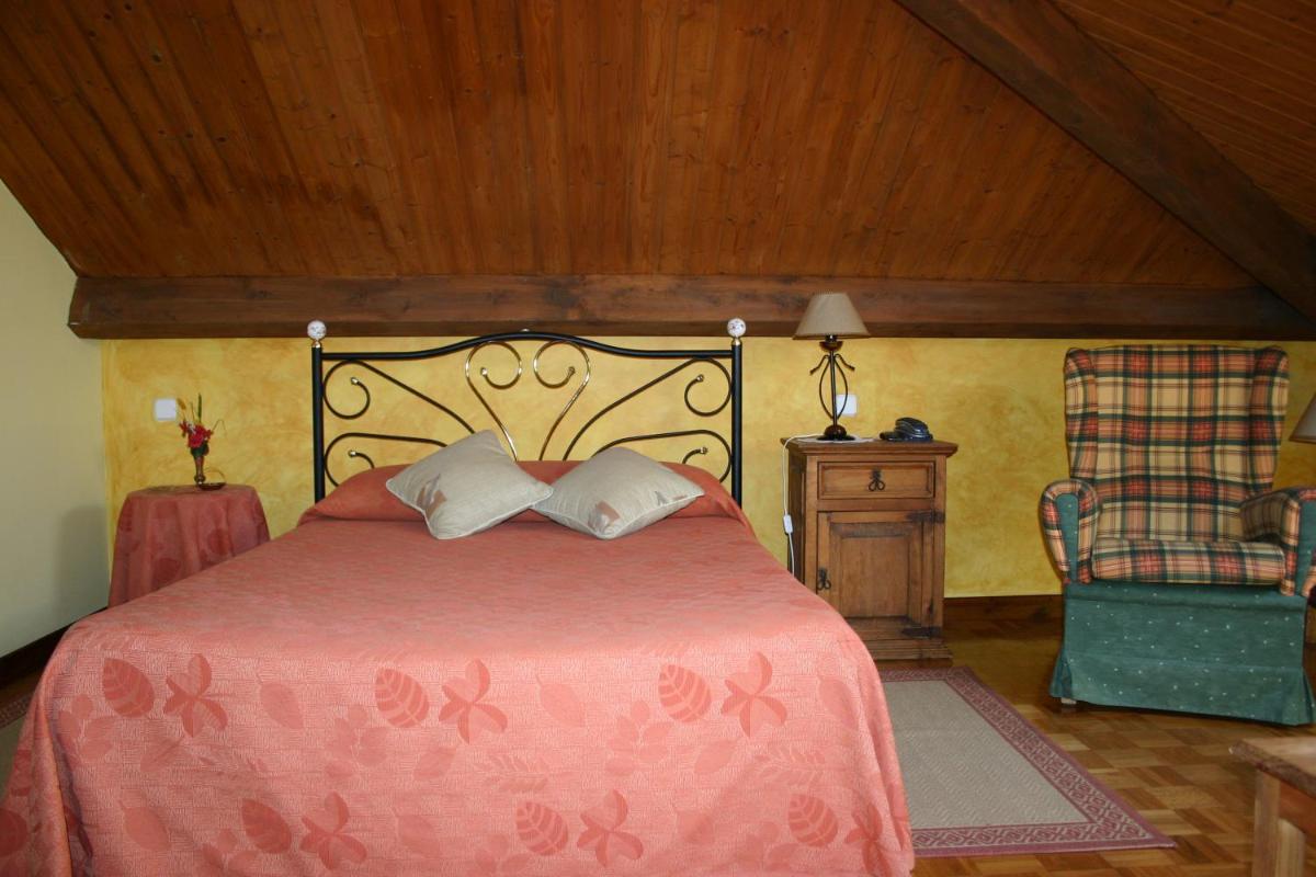Cama o camas de una habitación en Hotel "Posada de Cantabria EL SOLAR" -Cenas típicas y Gintonic- Bar -Terraza panorámica
