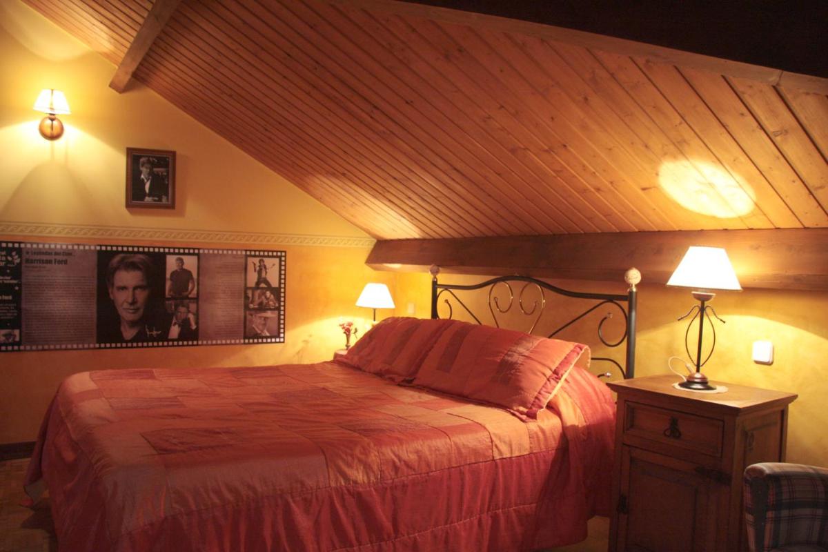 Cama o camas de una habitación en Hotel "Posada de Cantabria EL SOLAR" -Cenas típicas y Gintonic- Bar -Terraza panorámica