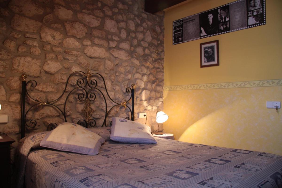 Cama o camas de una habitación en Hotel "Posada de Cantabria EL SOLAR" -Cenas típicas y Gintonic- Bar -Terraza panorámica