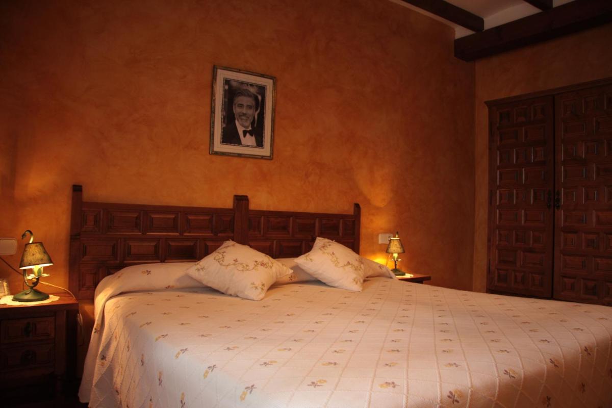 Cama o camas de una habitación en Hotel "Posada de Cantabria EL SOLAR" -Cenas típicas y Gintonic- Bar -Terraza panorámica