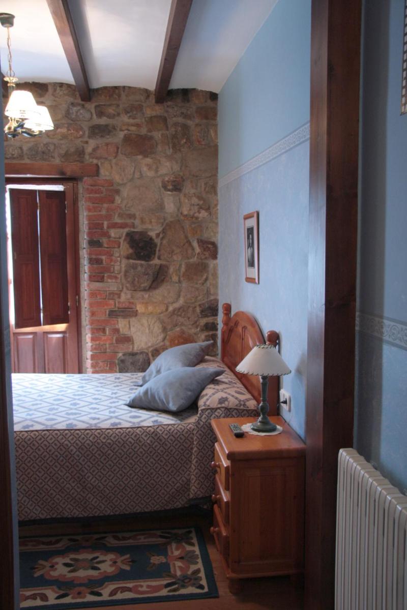 Cama o camas de una habitación en Hotel "Posada de Cantabria EL SOLAR" -Cenas típicas y Gintonic- Bar -Terraza panorámica