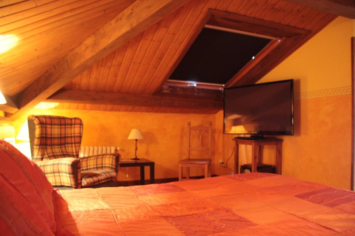 Cama o camas de una habitación en Hotel "Posada de Cantabria EL SOLAR" -Cenas típicas y Gintonic- Bar -Terraza panorámica
