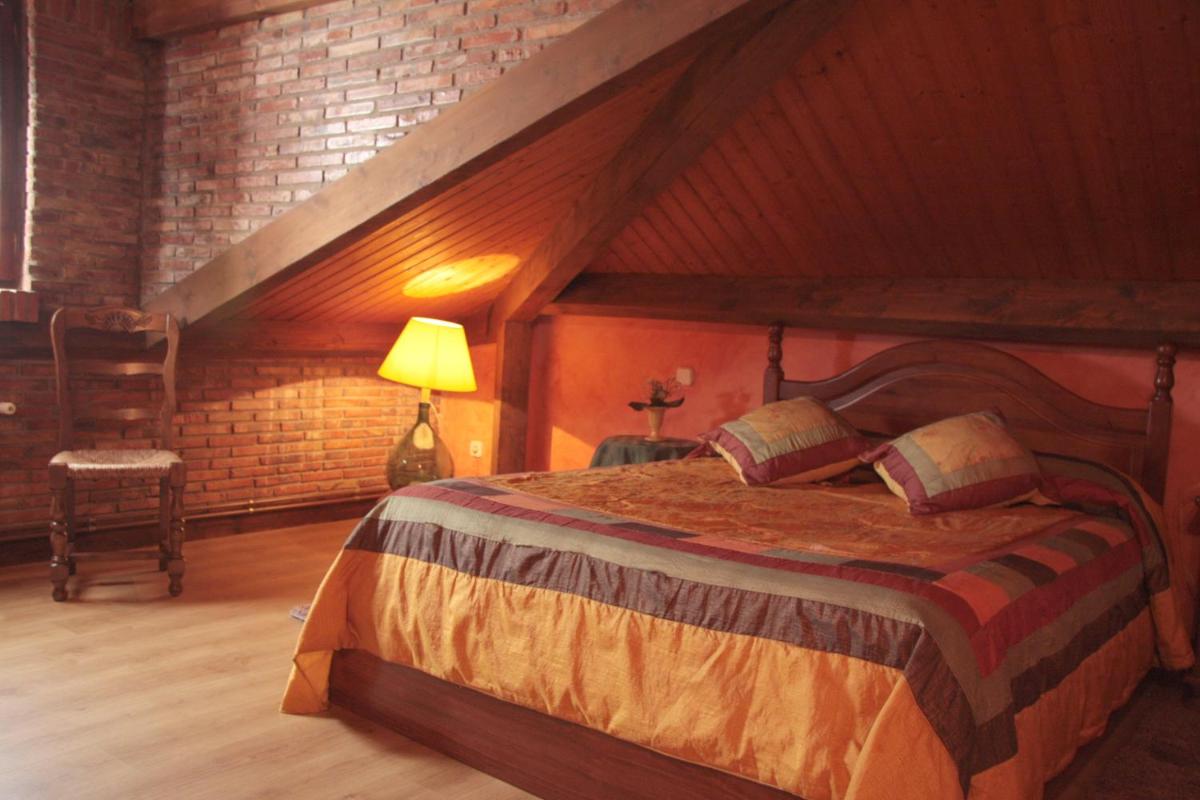 Cama o camas de una habitación en Hotel "Posada de Cantabria EL SOLAR" -Cenas típicas y Gintonic- Bar -Terraza panorámica