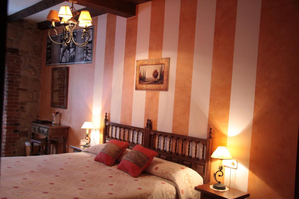Cama o camas de una habitación en Hotel "Posada de Cantabria EL SOLAR" -Cenas típicas y Gintonic- Bar -Terraza panorámica