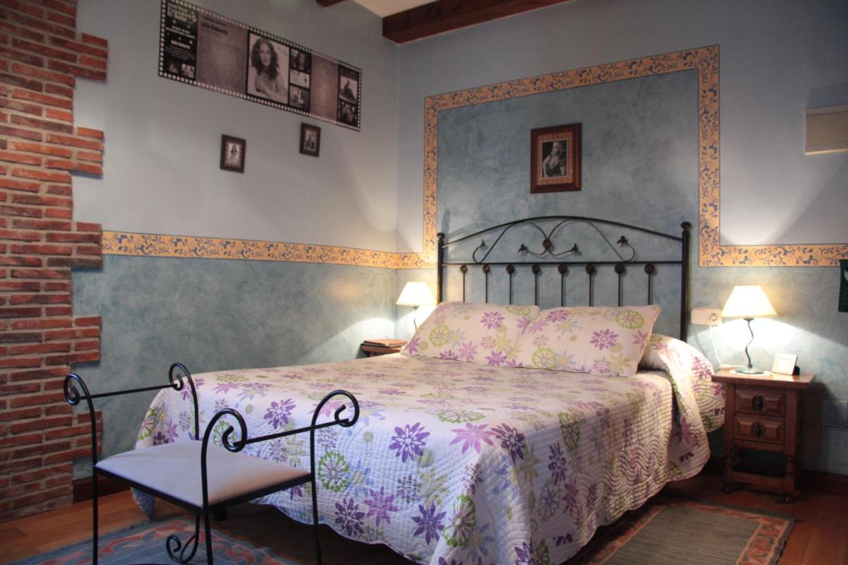 Cama o camas de una habitación en Hotel "Posada de Cantabria EL SOLAR" -Cenas típicas y Gintonic- Bar -Terraza panorámica