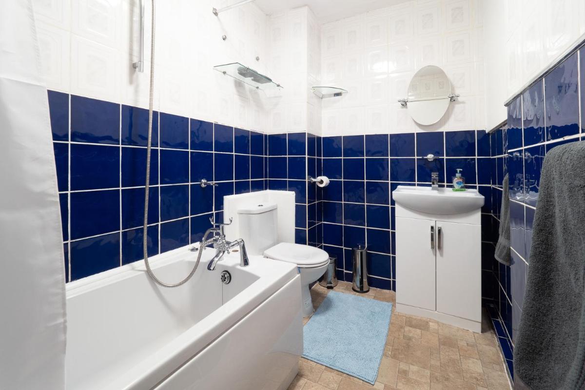 Spacious House for Contractors with plenty of street parking by Great Northampton Stays - Housity