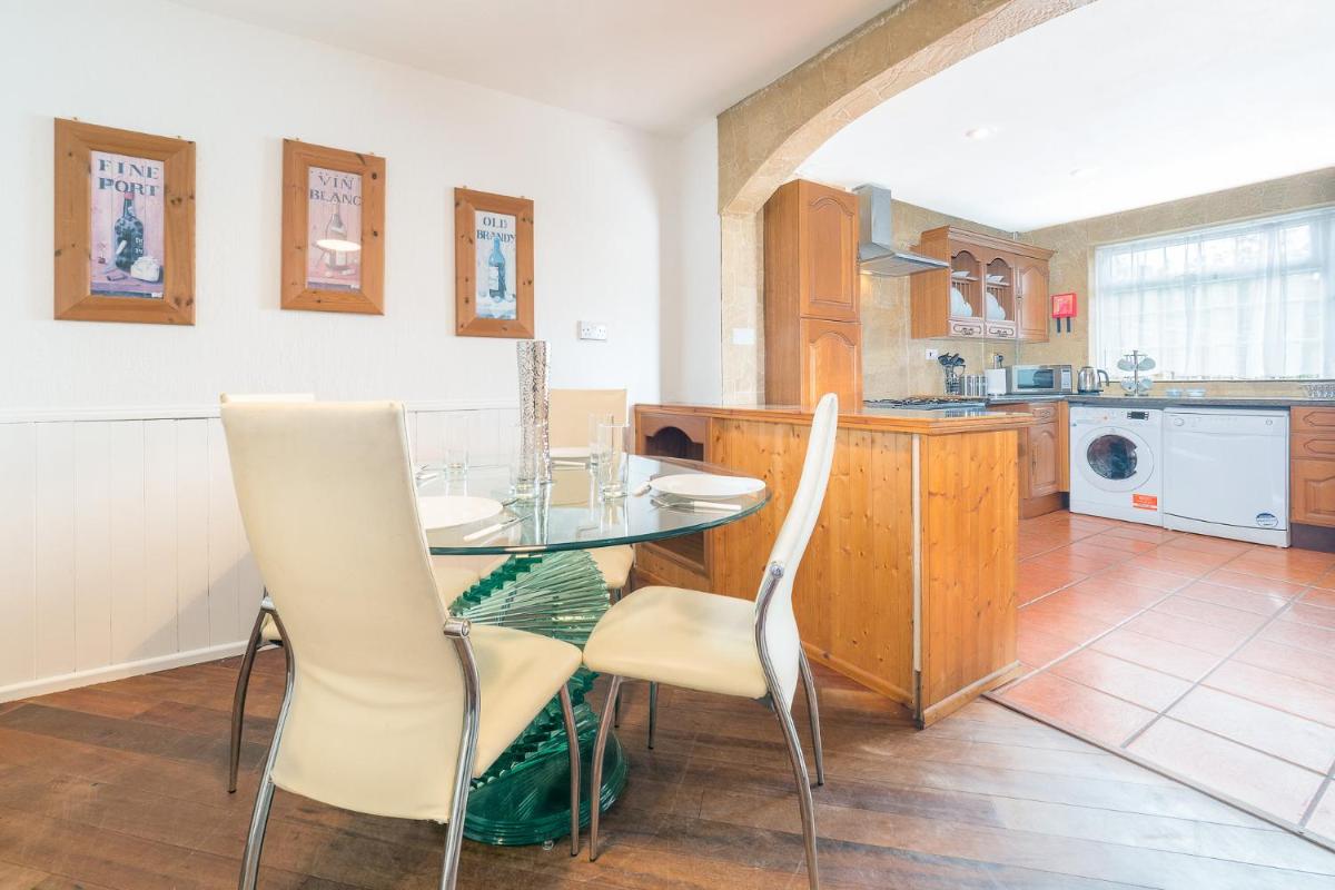 Spacious House for Contractors with plenty of street parking by Great Northampton Stays - Housity