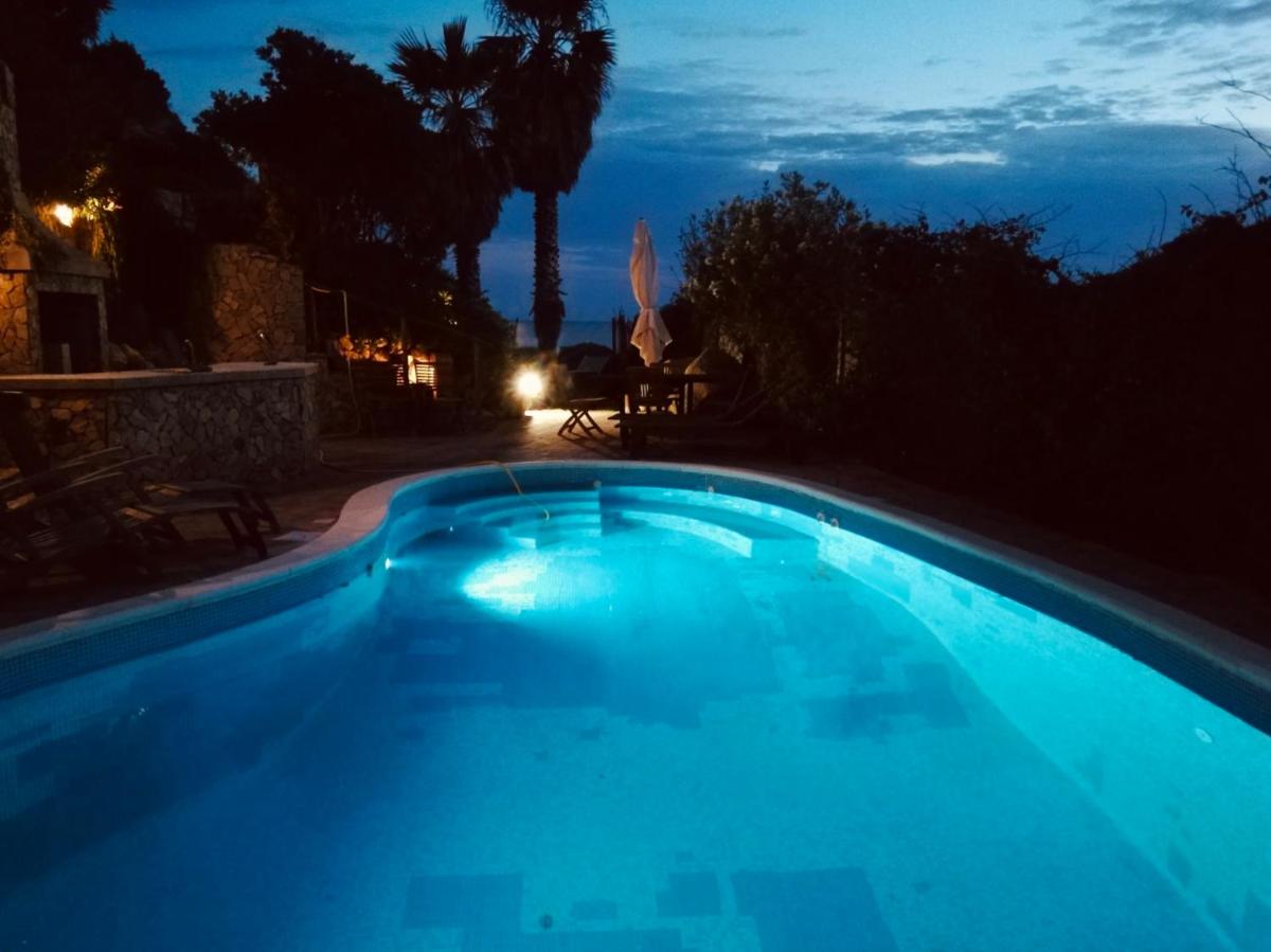 Suitetrails - Villa + pool on the beach