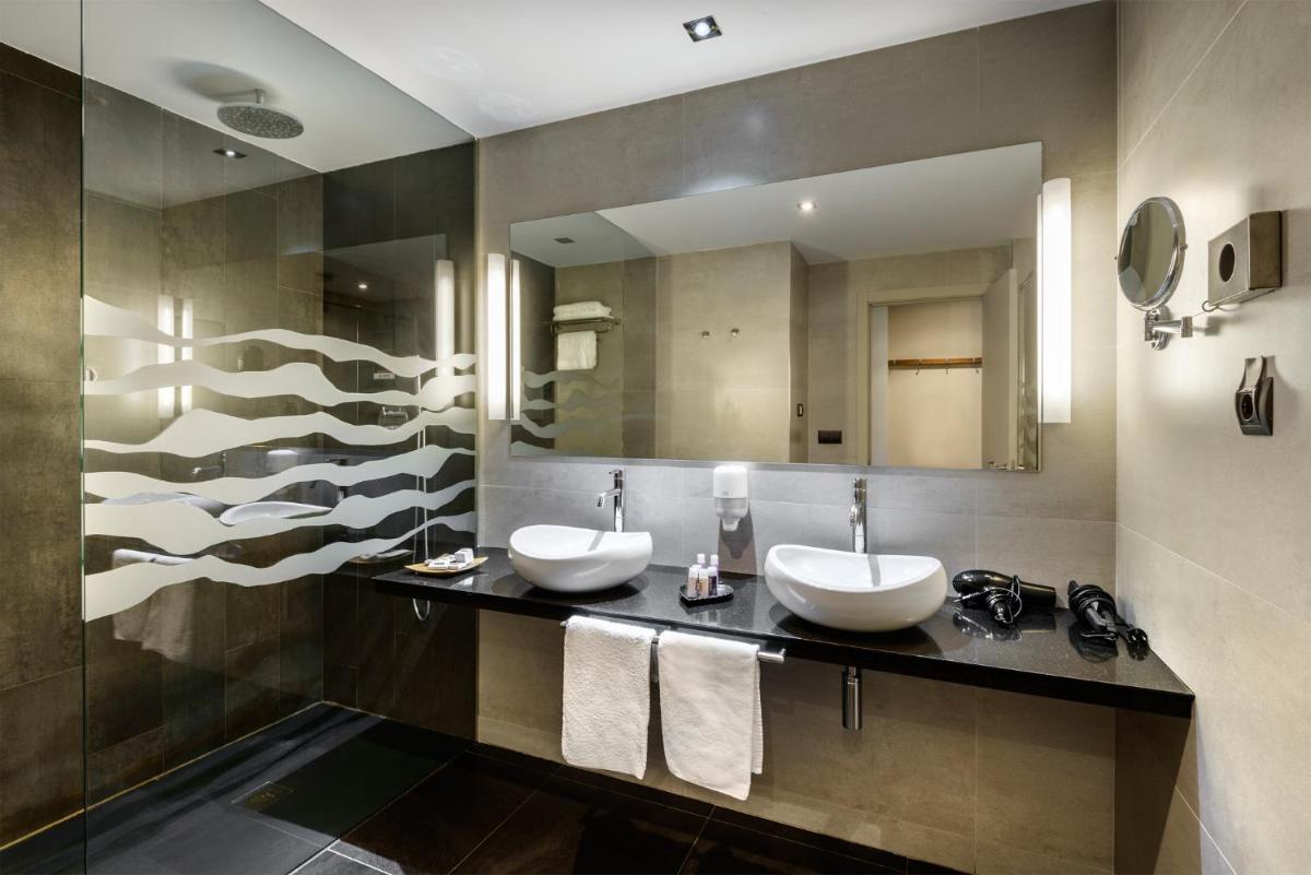 Un baño de Hotel Spa Aguas de los Mallos